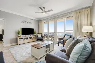 Image de Beach-view penthouse condo with stunning water views, on-site pool & hot tub