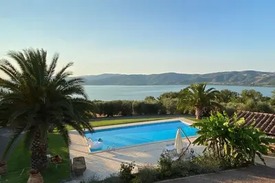 Image de Villa with fantastic lake views and large pool near Tuscany