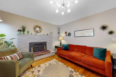 Image de Artsy retreat with a large yard, playground, covered patio