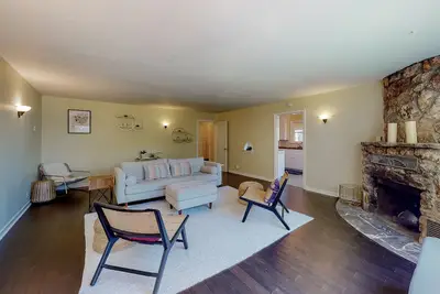 Image de Rooster Cottage | House with Russian River views, hot tub, back deck, W/D, patio