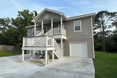Image de Coast home on bayou. Clean, family-sized, and close to everything!