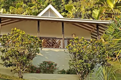 Image de Villa de style créole sur un domaine privé sur la côte nord-ouest de Mahé.