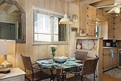 Image de Surf Side Cottage on the beach 200 feet from sand