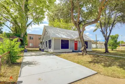 Image de Sunny Hearne Home Near Universities!