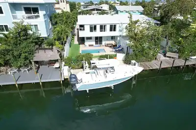 Image de Canal front home in Venetian Shores. Perfect for families. A boater's paradise!