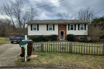 Image de Quiet fenced in bi-level home on a cul-de-sac street.