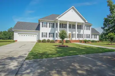 Image de Spacious House with Pool nestled in the Lake Country area!