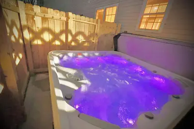 Image de Hot Tub, Ac, Game Room, Fire Pit, Modern & More!
