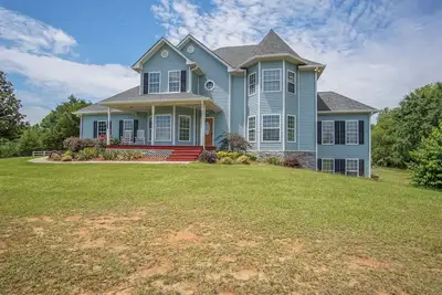 Image de Beautiful home overlooking a pond!