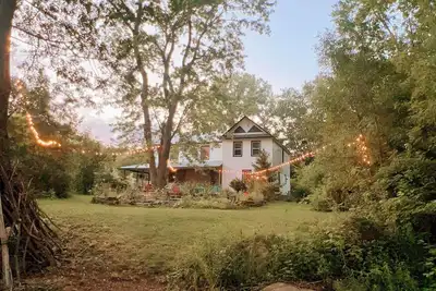 Image de 20 minutes from Prince Edward County, fully renovated farmhouse on a river