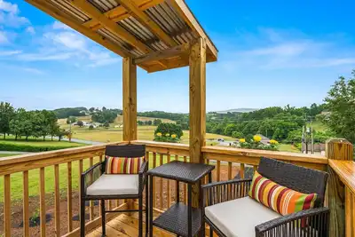 Image de New! Cozy Loft w/ King Bed Near Gatlinburg/Pigeon Forge/Knoxville