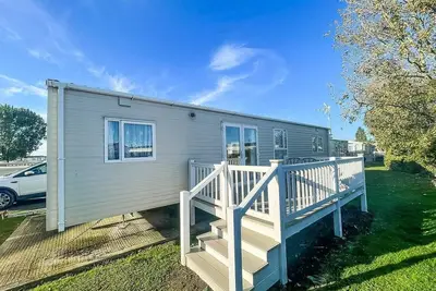 Image de Superb 6 berth caravan with decking at Seawick Holiday Park, Essex ref 27009mv