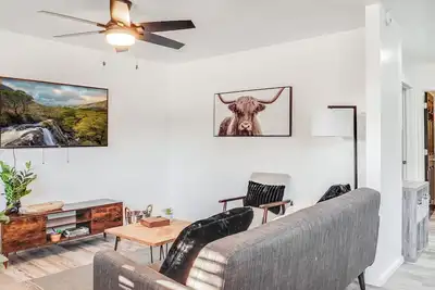 Image de Kick back and relax in this calm, stylish space.