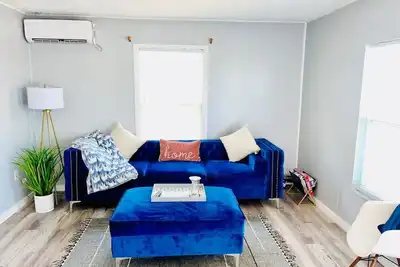 Image de Kick back and relax in this calm, stylish space.