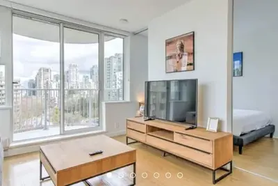 Image de 5 minutes to Stanley park! Family-sized condo with cafe & gym on-site