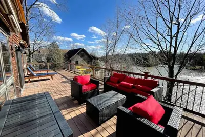 Image de Lake front Chalet in Catskill, close to ski slopes with Sauna-Game room.