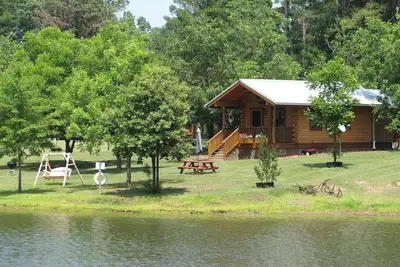 Image de Log cabin overlooking a private lake on a working farm