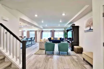 Mountain View house with, Jacuzzi, 5 beds 3. 5 bath near Airport