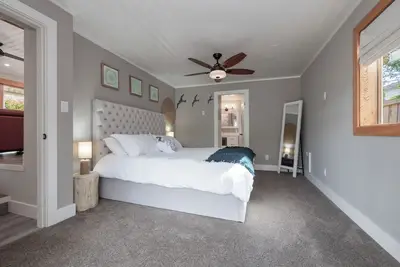 Image de Private, tranquil, luxurious home away from home. Steps to beach & walk to town.