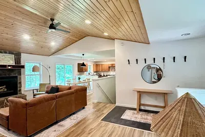 Image de Marquette home centric to best hiking/biking trails, and beaches. Pet-friendly.