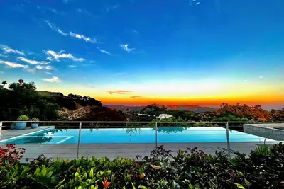 Image de A unique architectural mid-century awaits you with panoramic views.