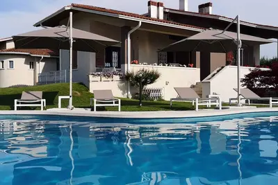 Image de Villa surplombant le lac
