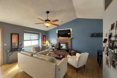 Image de Relaxing Getaway with Outdoor Patio, Fire Pit, and Pool Table