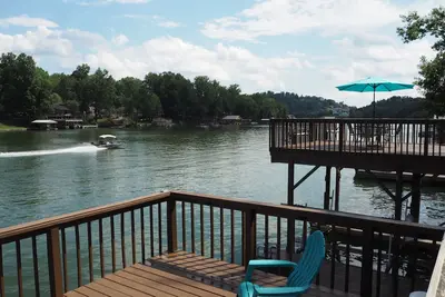 Image de Cottage with Lake Views Hot Tub and Dock