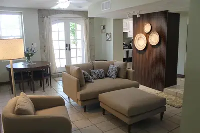 Image de The Carriage House - Historic getaway in the heart of the city!