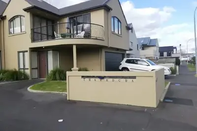 Image de Central City whole Townhouse opposite Fmg Stadium, 2 bed, 2 bath