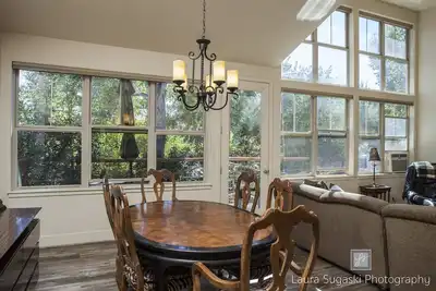 Image de Beautiful Willits Townhouse 5 minutes from Whole Foods, restaurants and bars!