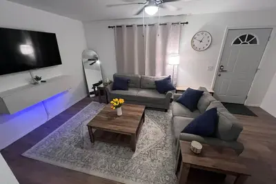 Image de Cozy remodeled duplex, unit #B. 2bed/1 bath unit with high-speed WiFi.
