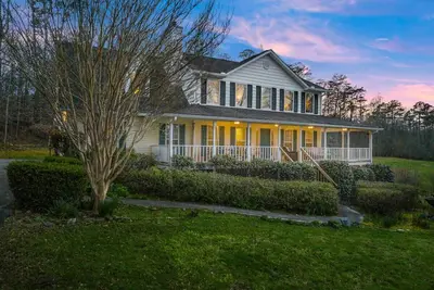 Image de Hot Tub | Wrap Around Porch | Honey Bee Acres