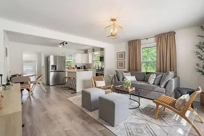 Image de Great Location! Beautiful Home Near Downtown Westmont