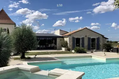 Image de Demeure charentaise d'exception Piscine Jacuzzi Balnéo Jardin paysagé vue vallée