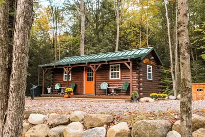Image de This cabin is a 0 bedroom(s), 1 bathrooms, located in Middle Grove, Ny.