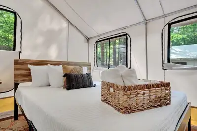Image de Unplug in comfort—glamping tent with real beds, electricity, fire ring, bathhouse, and nearby pond.