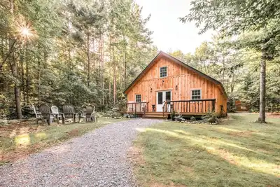 Image de Relax at a nature inspired lodge on 60 wooded acres. Dog-friendly, kid-ready, and perfect for groups