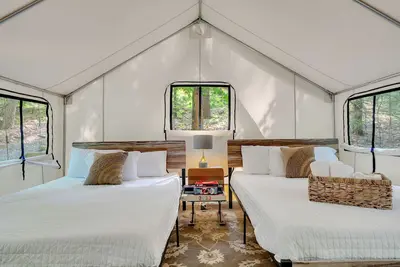 Image de Dog-friendly glamping near Saratoga with electricity, comfy beds, and access to trails and pond.