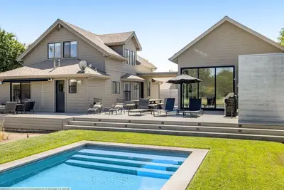 Image de Modern Sonoma Home w Private Pool & Vineyard Views