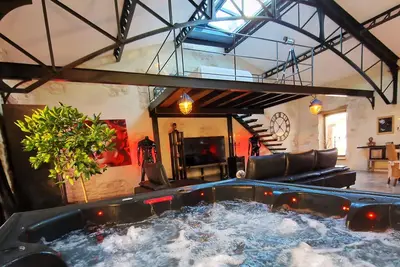 Image de Suite haut de gamme de 152m2 avec jacuzzi, sauna, spajet, Spa, massages, jardin.