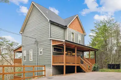 Image de 3 Bedroom with Hot Tub, Games, WiFi, Fire Pit, King Beds + More