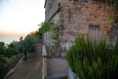 Image de Cozy Vintage Mountain house in the middle of Nature with amazing sea views!