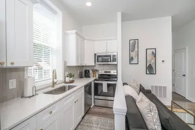 Image de 3 Updated Covington Suites Perfect for Your Group – Walk to Shopping and Dining