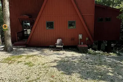 Image de Sunflower Valley in Innsbrook Missouri that sleeps 10 comfortably. Fur babies ok