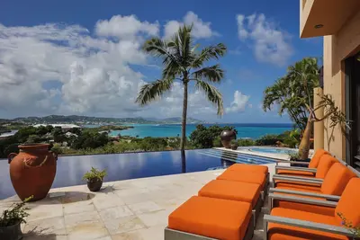 Image de Enjoy Incredible Views from this Luxurious Villa!