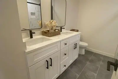 Image de Brand New Suite in Southeast - Free parking & Pet Friendly\n