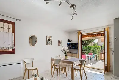 Image de Petit coin de paradis dans résidence avec piscine