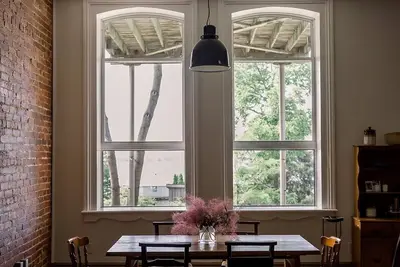 Image de Harbour House on Wolfe Island with waterfront access.