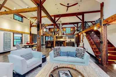 Image de Historic charmer with open interior, & large patio - dog-friendly